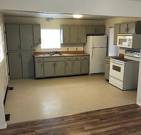 5th image of 1070 Cree Ave