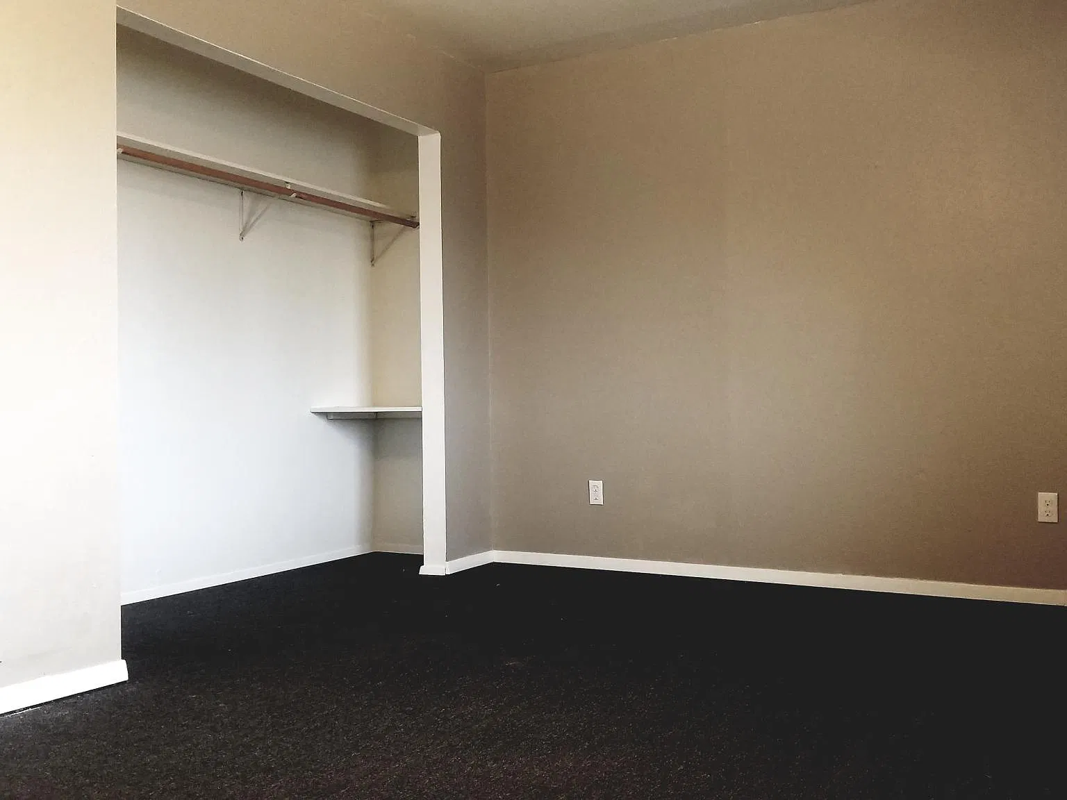 330 E Montgomery Ave — Photo 2