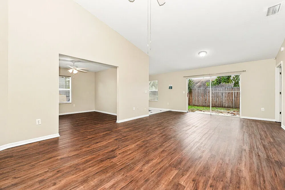 3 bed, 2.0 bath, 1408 sqft, $1,905 — Photo 4