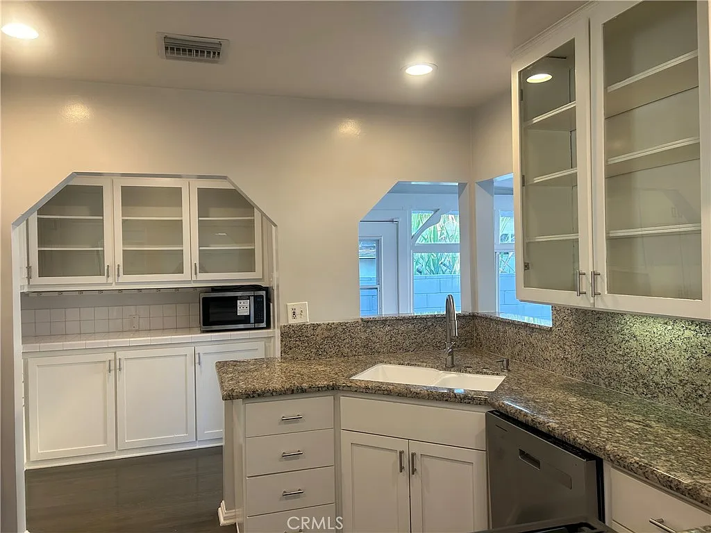 3 bed, 1657 sqft, $4,950 — Photo 4