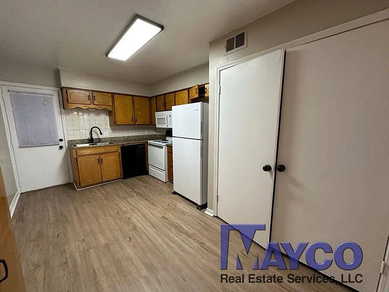 Grand Oaks Apartment Homes — Photo 13