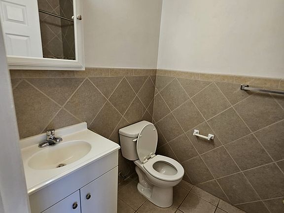 4th image of 17 Willoughby St Floor 2
