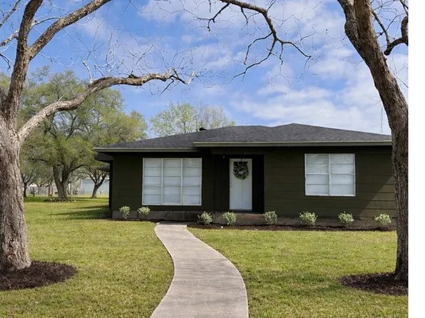 801 Hopkins St, Yoakum, TX 77995