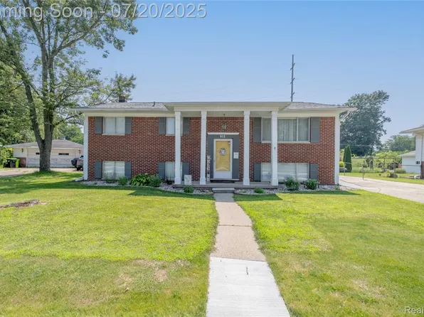 911 Worchester Dr, Fenton, MI 48430