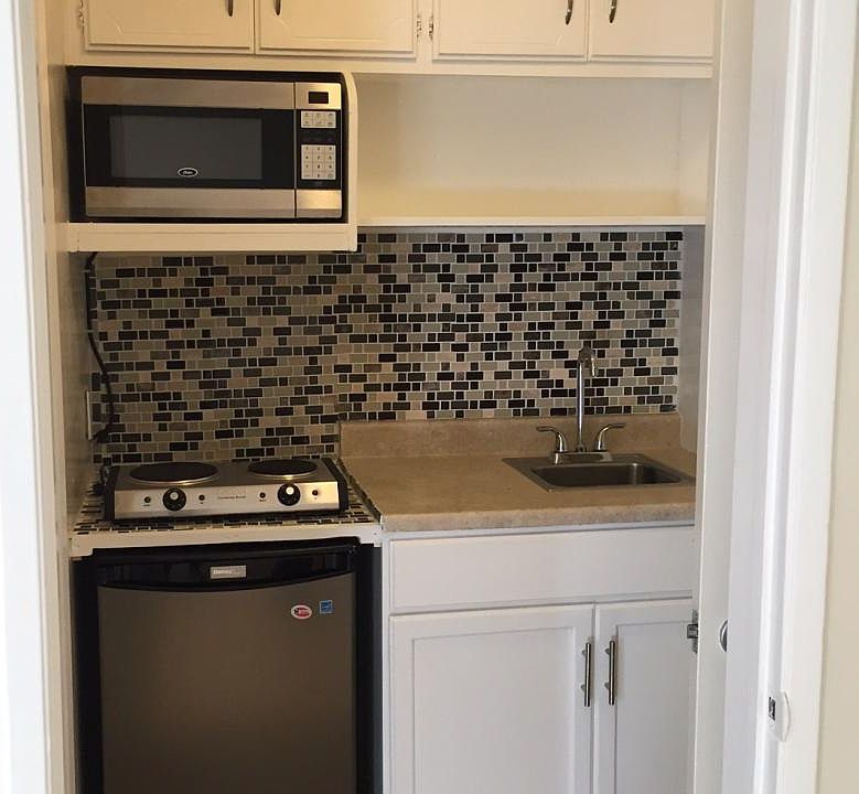 Kitchenette/fridge/stove/microwave