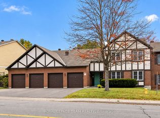 37C Stonehaven Dr #15, Ottawa, ON K2M 1E3