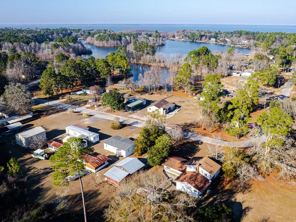 381 Fountain Lake Dr, Eutawville, SC 29048