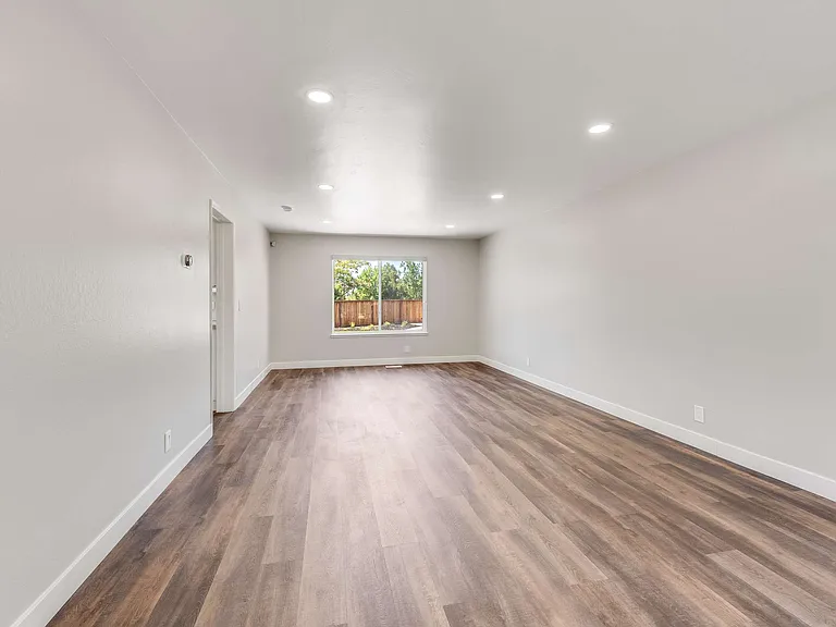 3147 Shriver Dr — Photo 6