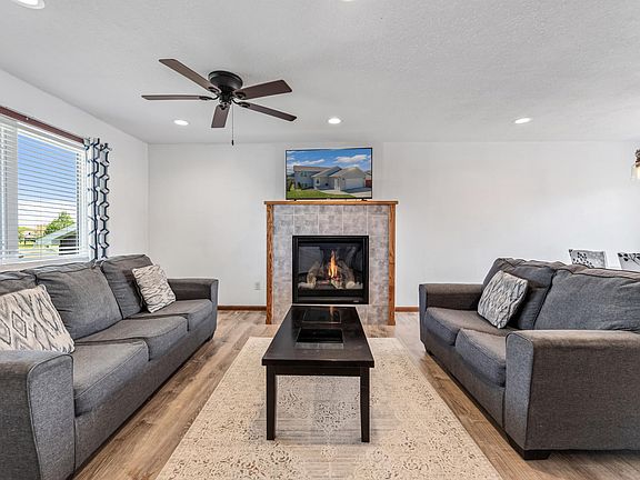 2nd image of 809 24th Ave NW