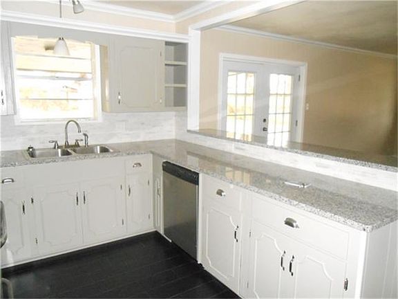 3rd image of 1302 Plantation Dr