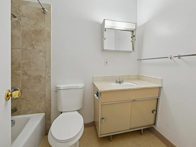 Taylor St Apartment — Photo 13