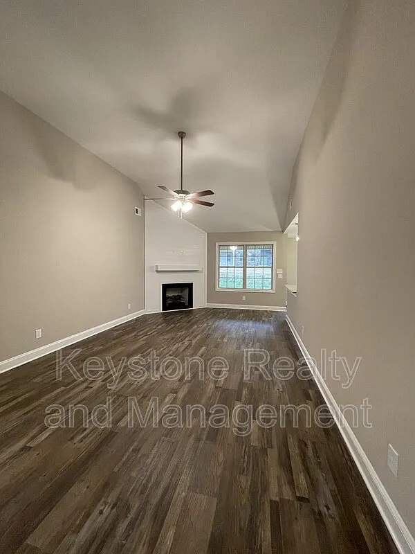 3 bed, 2.0 bath, 1370 sqft, $1,900 — Photo 2