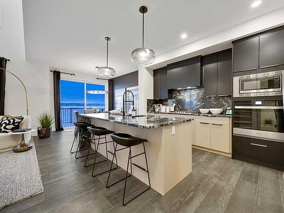 3rd image of 543 E Lawthorn Way SE