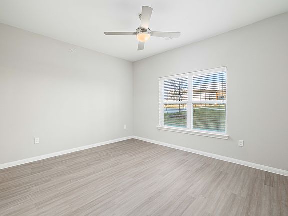 4th image of 109 Oak Creek Way