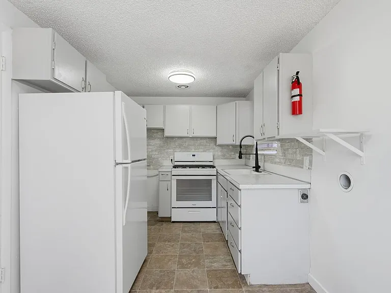1010 S Windsor St — Photo 4