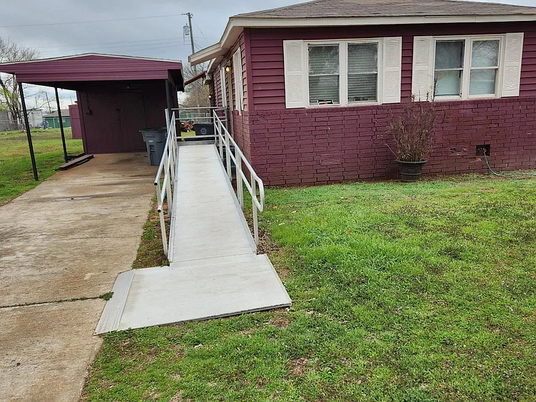 1606 SW Tennessee Ave — Photo 1