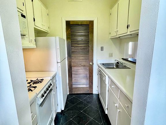 5th image of 612 University Dr APT 7
