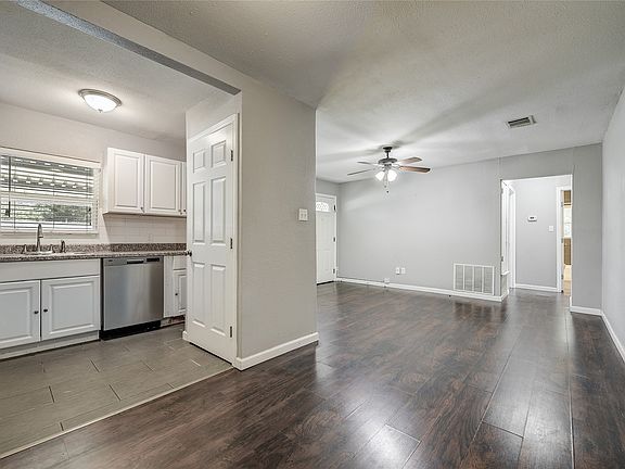 5th image of 802 E Dallas St
