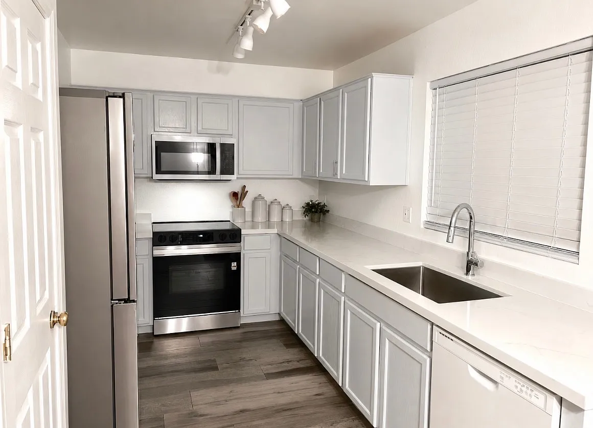 3 bed, 2.5 bath, 2038 sqft, $2,500 — Photo 4