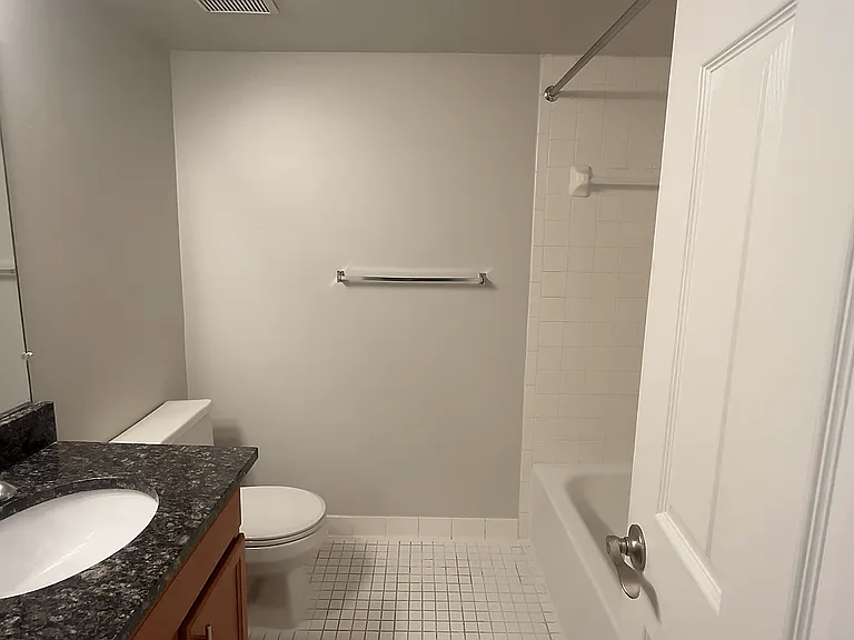 Lakeside Village Apartments — Photo 118