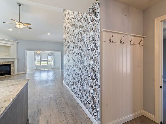 3rd image of 1915 Dunraven Rd