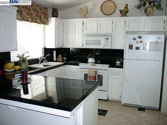 5th image of 2090 Tammi Ct