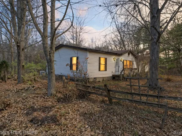 10836 Tuthill Rd, South Lyon, MI 48178