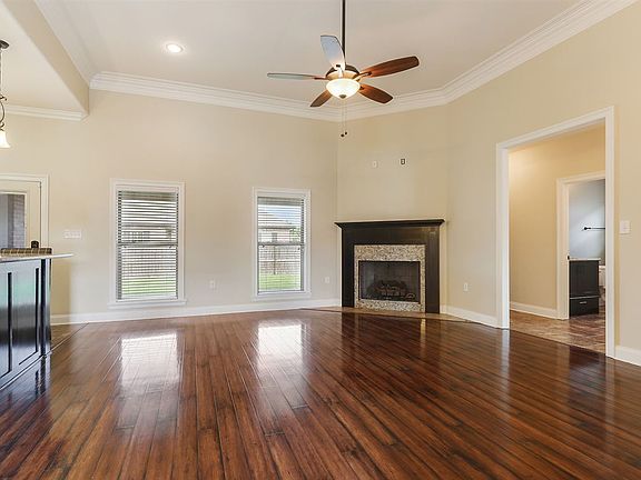 5th image of 228 Mandalay Woods Blvd