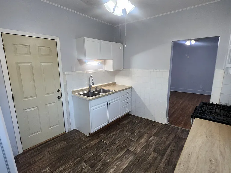 468 Beaumont St E #4 — Photo 2