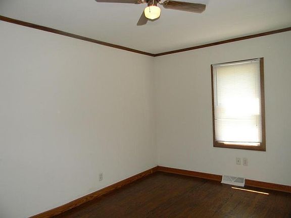 10 X 20' living room with 8.5 ceilings and crown molding