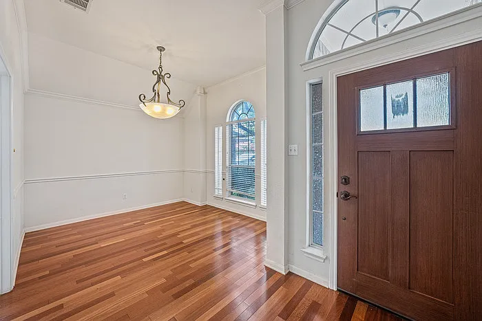 3 bed, 2.0 bath, 1723 sqft, $2,195 — Photo 2