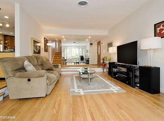 3rd image of 3914 W Fitch Ave