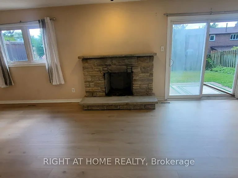 2406 Poplar Cres — Photo 22