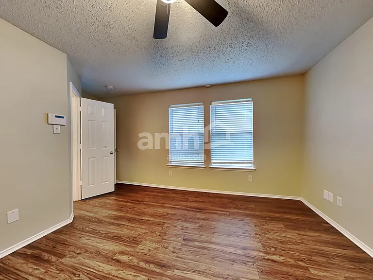 1105 Warrington Way — Photo 10