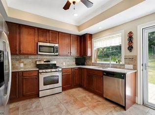 4 Glen View Pl, Glen Gardner, NJ 08826