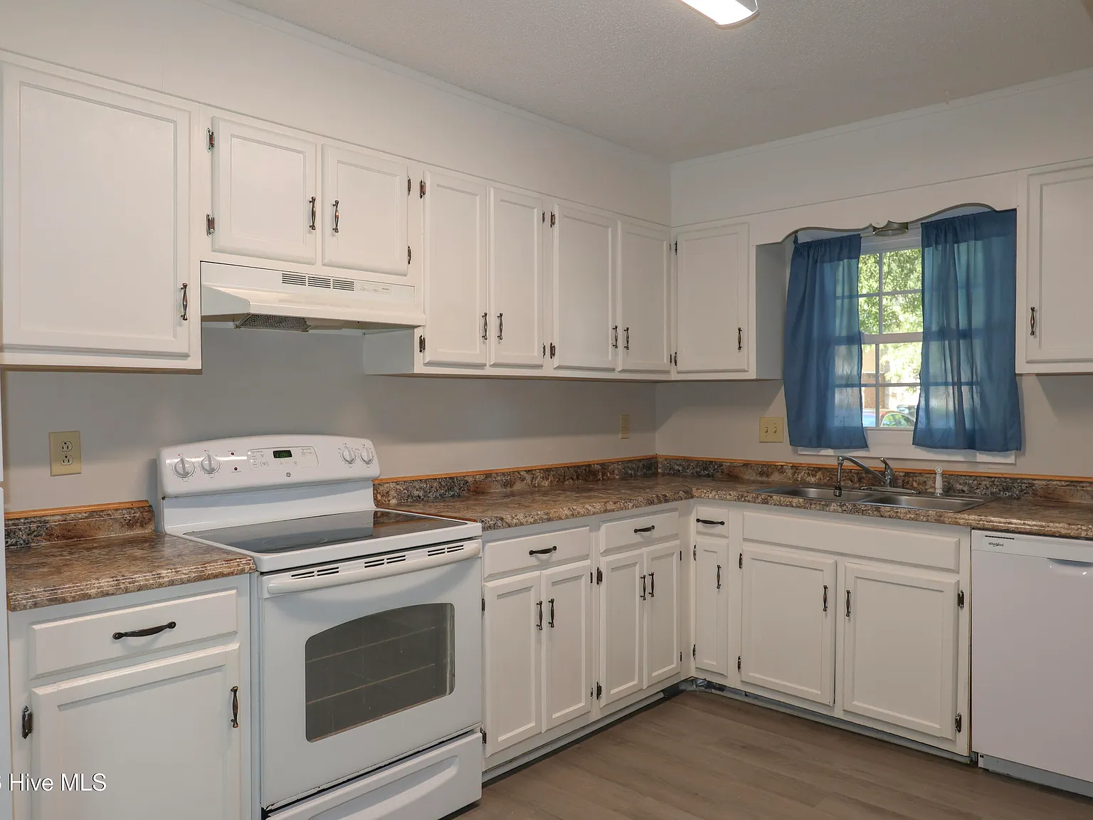 3 bed, 2.5 bath, 1166 sqft, $1,300 — Photo 2