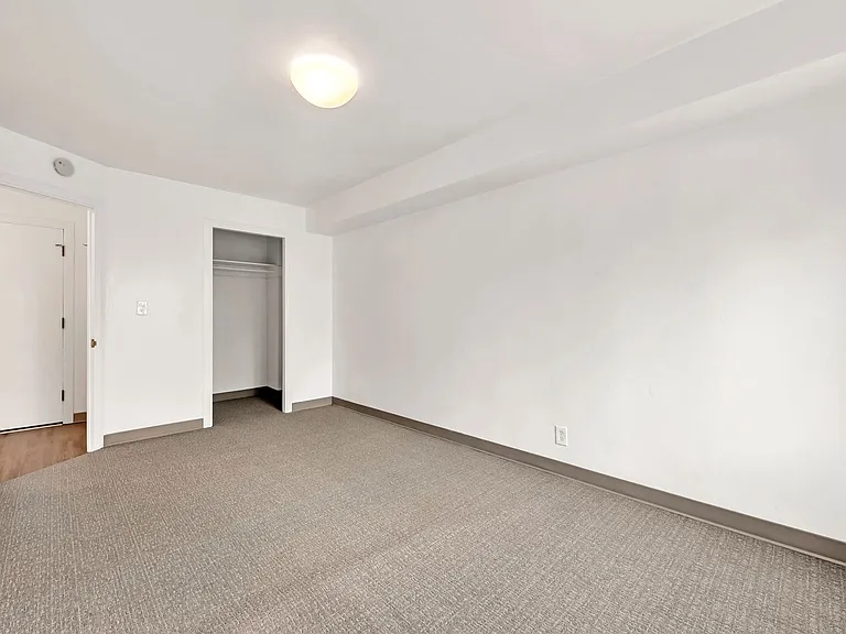 Uptown Manor — Photo 15