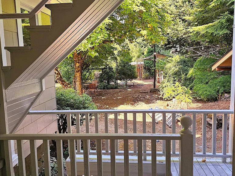 307 NE Graham St — Photo 37