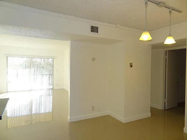 490 NW 20th St #112 — Photo 6