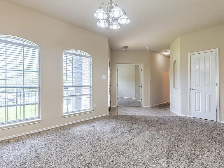 906 Ashbury Blf — Photo 8