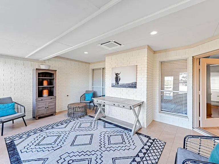 5202 Heatherdale Dr — Photo 2