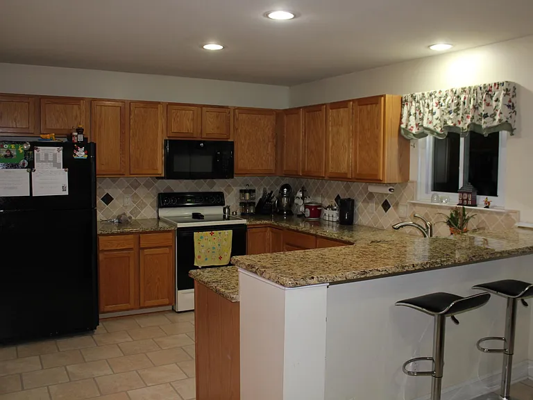 52 Maureen Way — Photo 6