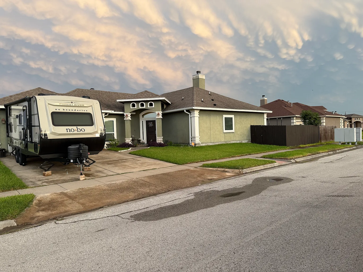 4 bed, 2092 sqft, $2,500 — Photo 2
