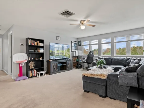 38 Dunham Rd APT 201, Beverly, MA 01915