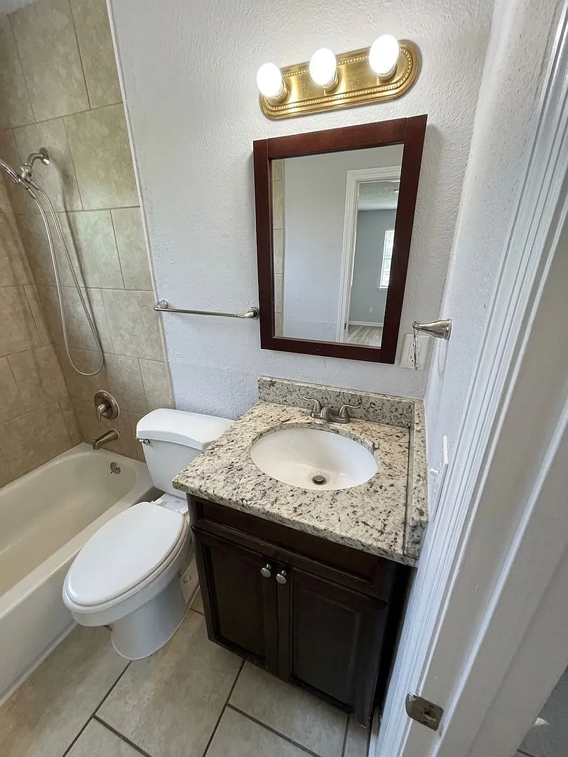 740 W. Robinson St. Unit Upper — Photo 4