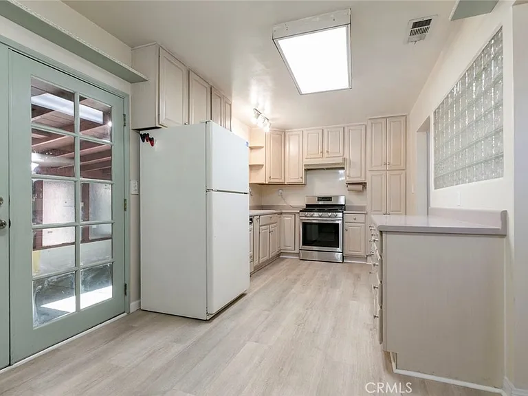 10706 Rhodesia Ave — Photo 7