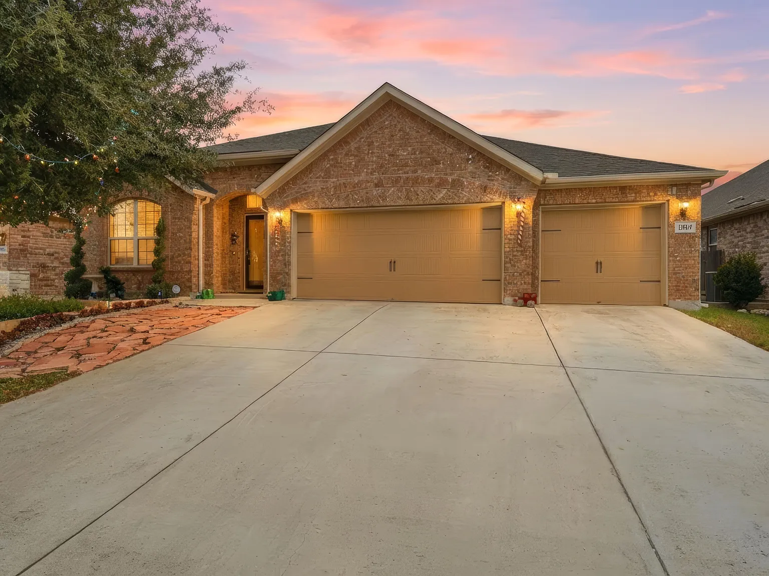 Spacious 3-Bed, 3-Bath Home with Island Kitchen, Loft, and Fenced Yard in New Braunfels — Photo 2