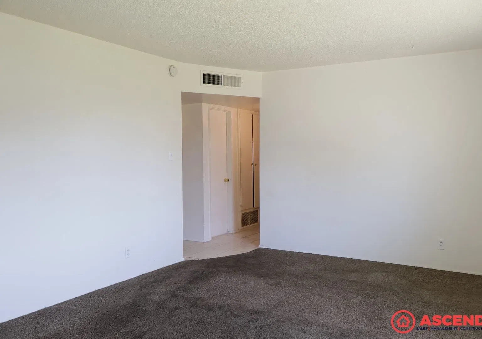 Beautiful 3BR/2BA with Garage Pet Friendly, Utilities Included! — Photo 4