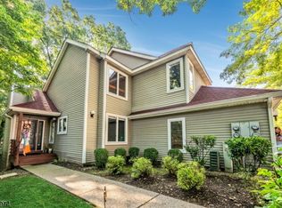 2 Ridge View Ter, Oak Ridge, NJ 07438