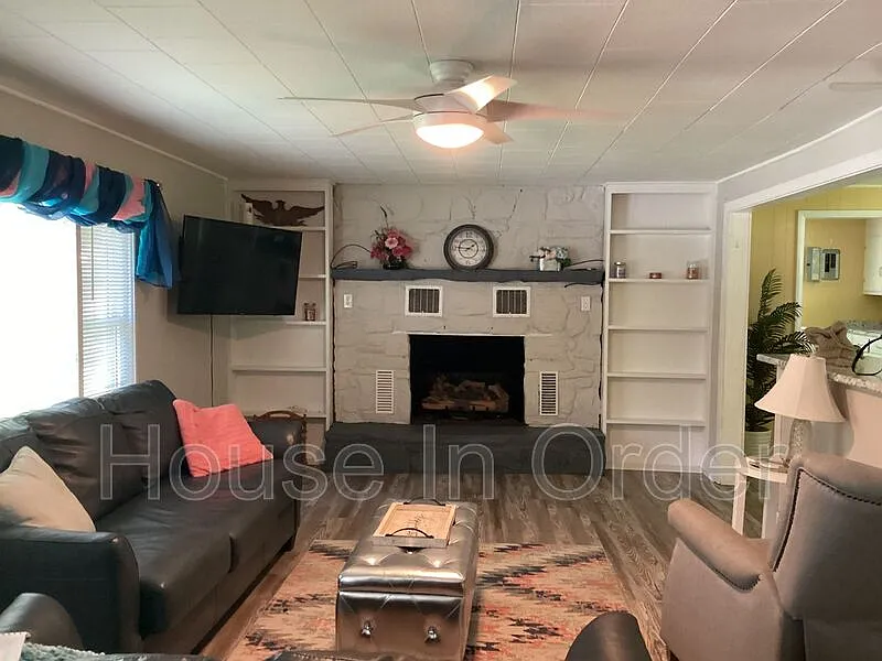 3 bed, 1.0 bath, 1104 sqft, $1,695 — Photo 4